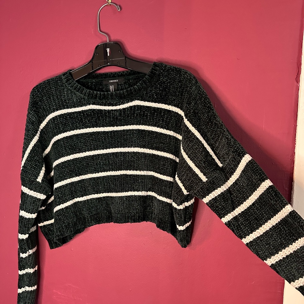 Dark green and white striped cropped sweater 
Forever 21 - size M